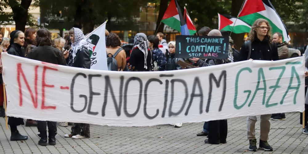 Rīgas centrā notiek gājiens palestīniešu atbalstam.
