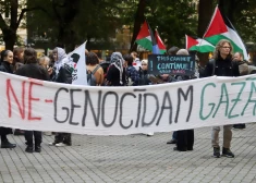 FOTO, VIDEO: gājienā Rīgas centrā piemin Palestīnā nogalinātos, izskan protesti pret genocīdu Gazā