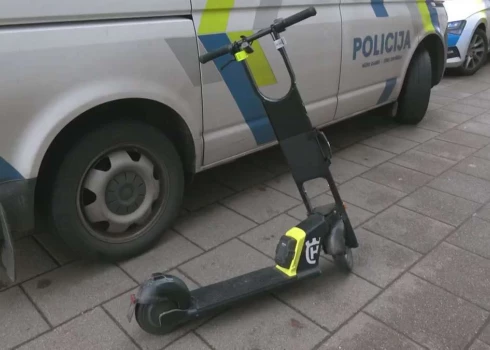 Женщина на электросамокате врезалась в поворачивающий автомобиль.