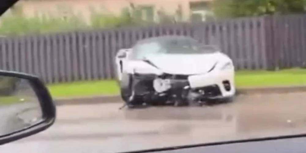 Mežaparkā negadījumā iesaistīts elegants “McLaren”.