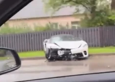 Mežaparkā negadījumā iesaistīts elegants “McLaren”.