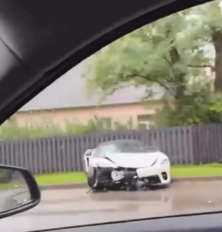 Mežaparkā negadījumā iesaistīts elegants “McLaren”.