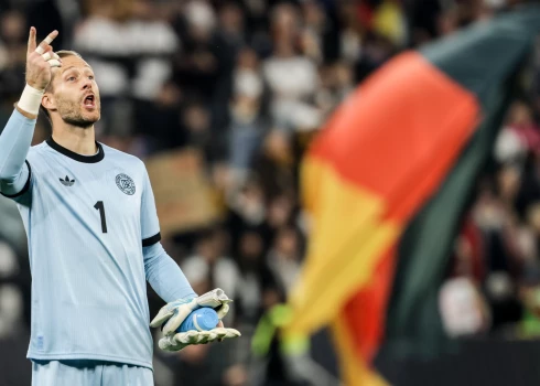 Vācijas futbolisti Pasaules kausa kvalifikācijas mačā tiek pie drošas uzvaras.