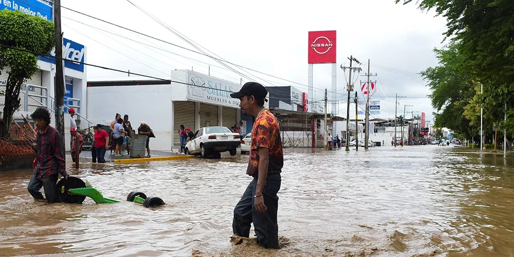Civilās aizsardzības iestādes ziņoja par intensīvām lietavām 31 no 32 Meksikas štatiem. 