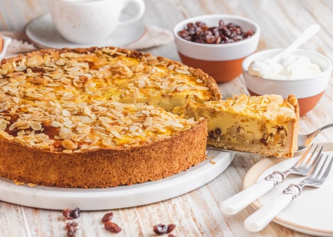 Золотой осенний десерт: миндальный пирог с яблоками и ванилью