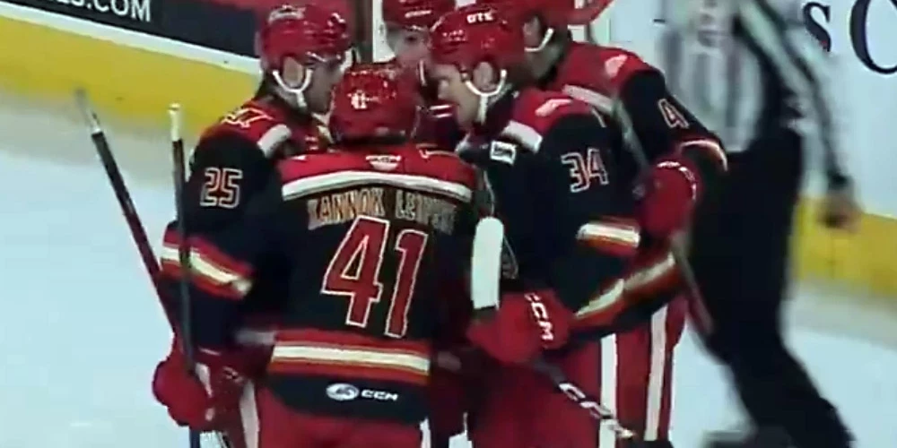 Komandas biedri sveic Eduardu Tralmaku (#34) ar gūtajiem vārtiem.