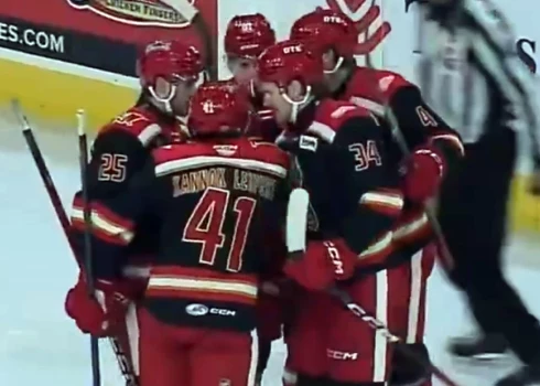 Komandas biedri sveic Eduardu Tralmaku (#34) ar gūtajiem vārtiem.