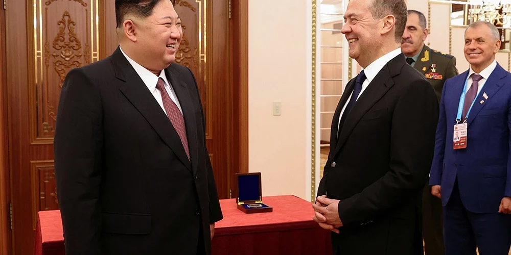 Čenuns uzsmaida Medvedevam.