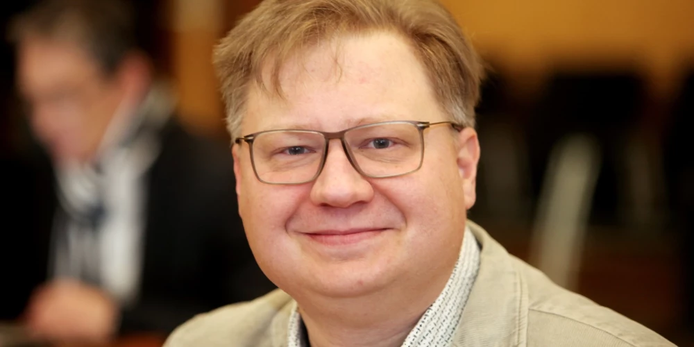 Каспар Спунде не только лозунгами, но собственным трудом пытается интегрировать русскоязычных школьников.