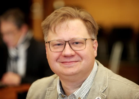 Каспар Спунде не только лозунгами, но собственным трудом пытается интегрировать русскоязычных школьников.