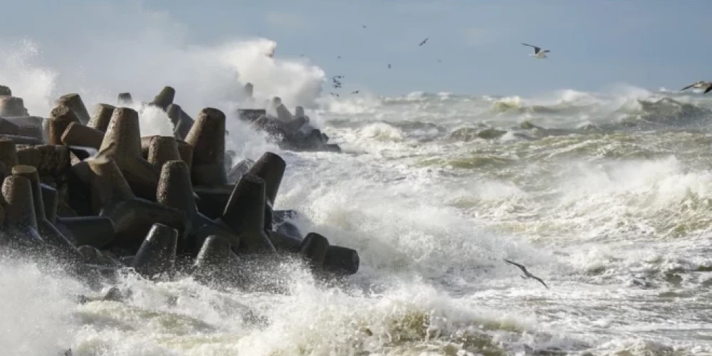 Laika ziņu moderators Martins Bergšteins brīdina, ka vējš brāzmās pat var sasniegt 24 metrus sekundē.
