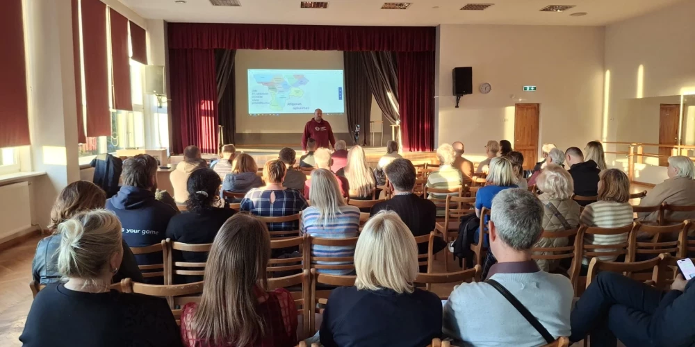 Jelgavā Aspazijas un Māras ielas iedzīvotāji ar domes priekšsēdētāju un pārrunāja apkaimes aktualitātes.