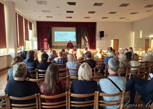 Jelgavā Aspazijas un Māras ielas iedzīvotāji ar domes priekšsēdētāju un pārrunāja apkaimes aktualitātes.