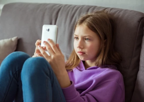 VARAM ministrs Čudars arī norādīja, ka Latvija aktīvi iestājas par medijpratības un digitālo kompetenču stiprināšanu, īpaši bērnu un jauniešu vidū, kā arī atbalsta Jitlandes deklarāciju, kas nosaka pamatprincipus drošākas tiešsaistes vides veidošanai nepilngadīgajiem.