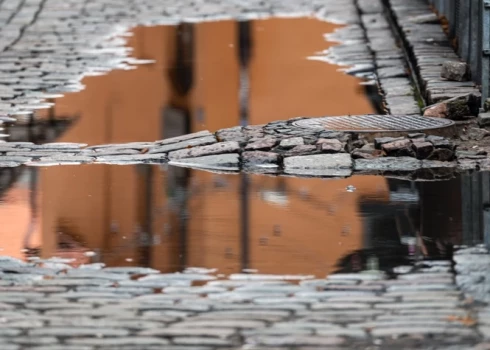 В муниципальном хранилище Риги в настоящее время находится немного более 6000 тонн исторической брусчатки — это колотый гранит, бордюрные камни, стеновые блоки и гранитные столбы.