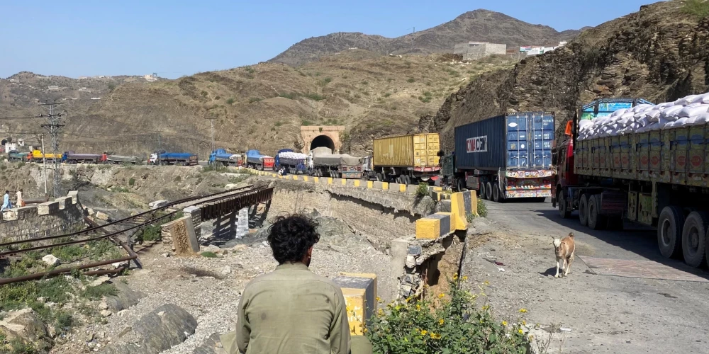 Pēc apšaudes Pakistāna slēdz robežu ar Afganistānu.