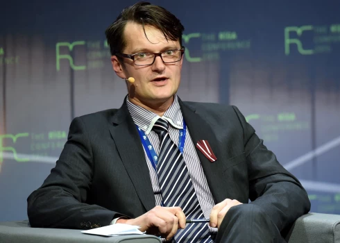 Aizsardzības ministrijas valsts sekretārs Jānis Garisons piedalās gadskārtējā ārpolitikas un drošības politikas forumā "Rīgas konference 2015" Latvijas Nacionālajā bibliotēkā.