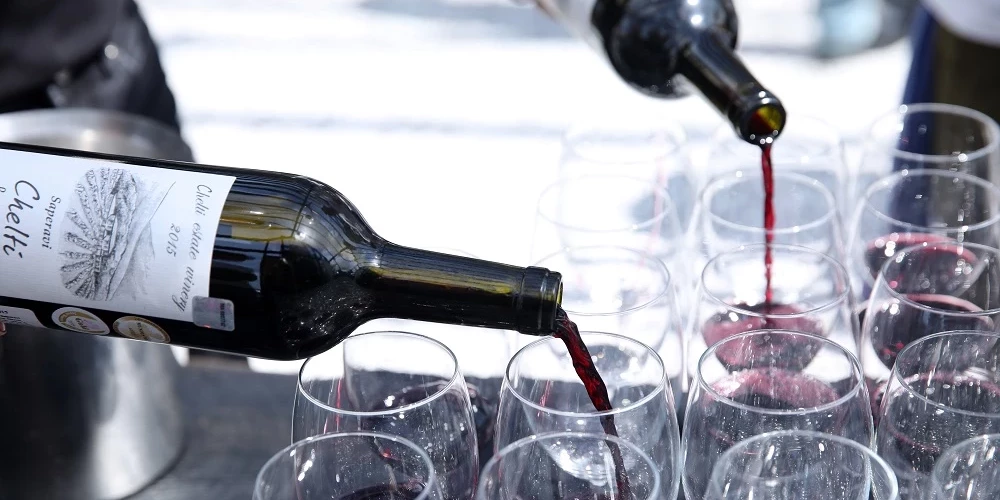 В Латвии наливают и пьют с двух рук.