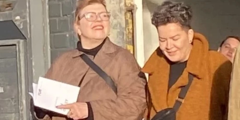 Kādreizējā humoršovu seja Jana Kalniņa Miķeļdienas svinībās publiskā pasākumā Rīgā apkārtesošos pārsteidza ne tikai ar savu klātbūtni, bet arī ar to, ka nekautrējās pastaigāties, sadevusies rokās ar draudzeni.