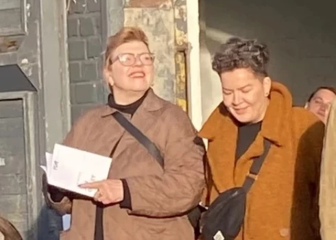 Kādreizējā humoršovu seja Jana Kalniņa Miķeļdienas svinībās publiskā pasākumā Rīgā apkārtesošos pārsteidza ne tikai ar savu klātbūtni, bet arī ar to, ka nekautrējās pastaigāties, sadevusies rokās ar draudzeni.