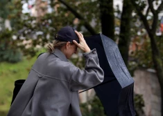 Rīgā spēcīgais vējš nodarījis nelielus postījumus; rīdzinieki aicināti neapmeklēt parkus un kaspētas