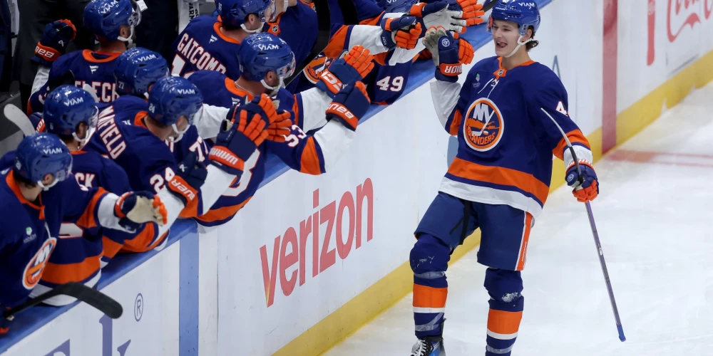 Ņujorkas "Islanders" aizsargs Metjū Šeifers saņem apsveikumus no komandas biedriem