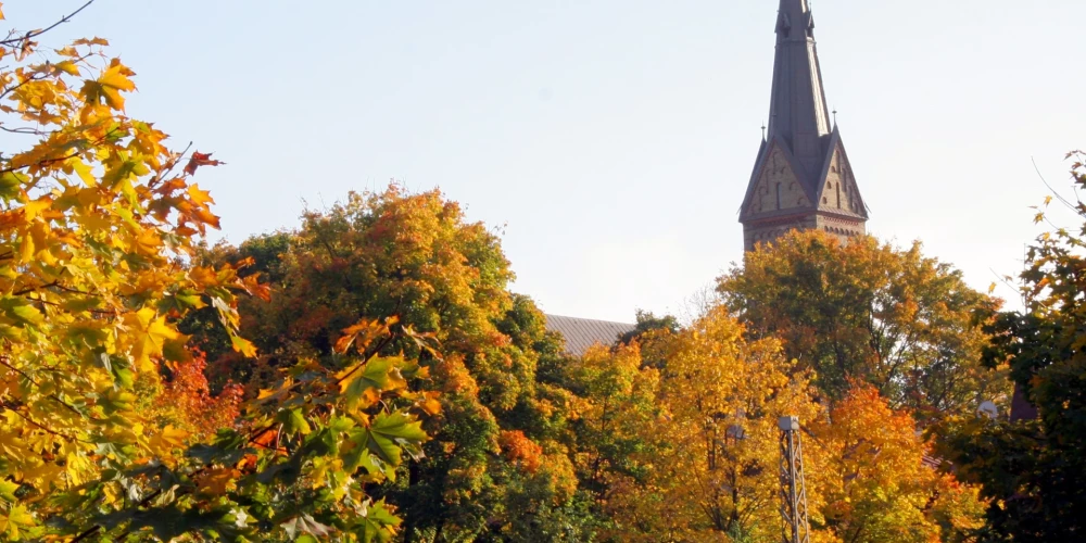 Torņakalna baznīca rudenī