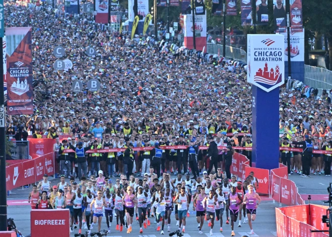 Čikāgas maratonā triumfē Āfrika: uzvar ugandietis Kiplimo un etiopiete Feisa, uz goda pjedestāls tikai melnā kontinenta pārstāvji