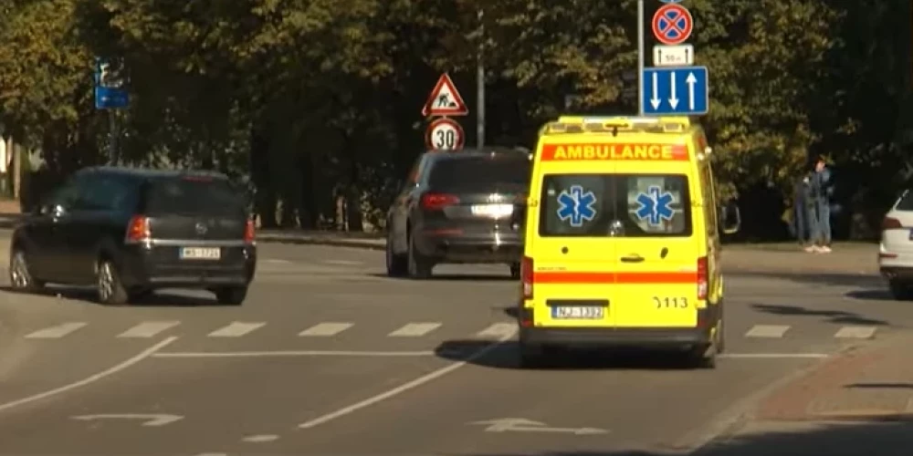 Neatliekamās medicīniskās palīdzības automašīna (ekrānuzņēmums no video)
