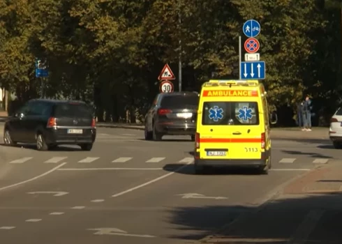 Neatliekamās medicīniskās palīdzības automašīna (ekrānuzņēmums no video)