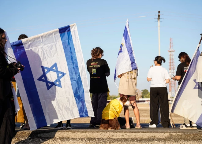 Saskaņā ar pamiera vienošanos “Hamas” sākusi atbrīvot ķīlniekus