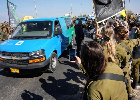 Автомобили с заложниками, освобожденными ХАМАС из сектора Газа, прибывают на военную базу Рейм недалеко от границы с Газой, на юге Израиля, 13 октября 2025 года.