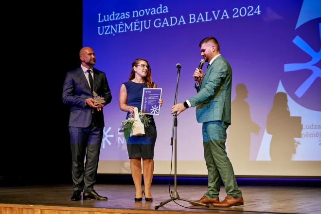 Brīvdienu kotedžas “Meža ielokā” saimnieks Ruslans Harlovskis (no kreisās) saņem Ludzas novada Uzņēmēju gada balva kategorijā “Gada tūrisma pakalpojuma sniedzējs”.