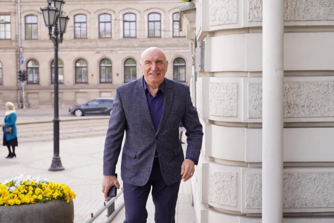 Pirmās valdības pēc Latvijas neatkarības atjaunošanas vadītājs, vēlāk arī Ministru prezidents Ivars Godmanis.
