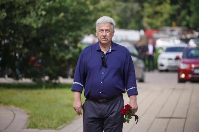 Ziedonis Čevers pērn jūlijā, ierodoties atvadīties no pāragri mūžībā aizgājušā politiķa Jāņa Straumes.