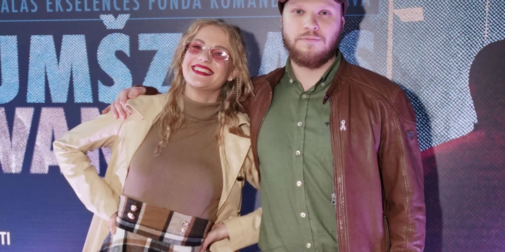 Aktrise un dziedātāja Elīna Avotiņa ar līgavaini Zigurdu Tamani saskaņojuši tērpus rudenīgi brūnos toņos.