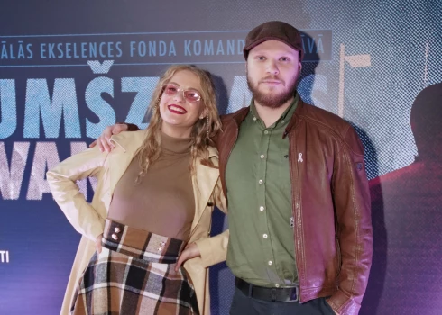 Aktrise un dziedātāja Elīna Avotiņa ar līgavaini Zigurdu Tamani saskaņojuši tērpus rudenīgi brūnos toņos.