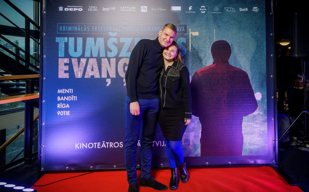 "Tumšzilā evaņģēlija" aktieris Viesturs Berkmanis apprecējis tuva čoma māsu
