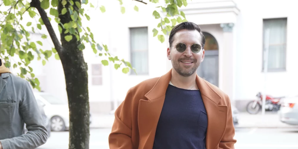 Dizainers Atis Artemjevs nesen, sastapts grafiķa Kārļa Padega piemiņai rīkotajās svinībās, bija posies "Gucci" mētelī, biksēs un tā paša zīmola apavos. Viņš neslēpa, ka, neraugoties uz smaidu sejā, iekšēji aizvien pārdzīvo par atšķirtību no dēla, kas nu jau ir 14 gadus vecs pusaudzis.