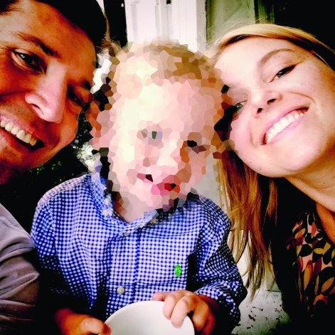 Atis ar dēlu Aleksandru un viņa māti Laurelu.