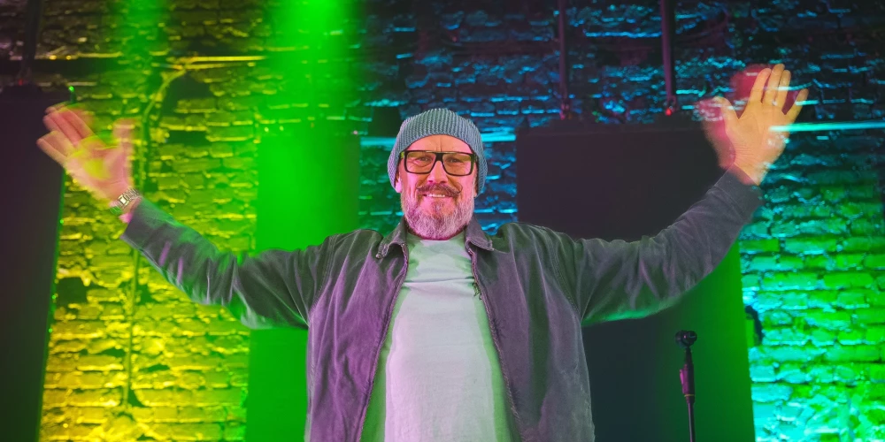 “Mani dejot neviens nav mācījis, es neesmu apguvis pareizās kustības pie profesionāliem horeogrāfiem. Es dejoju pēc sajūtām, improvizēju. Un arī tagad es improvizēju, savas kustības un soļus veicu neapzināti. Es dejoju no sirds. Aizveru acis un lidoju. Jā, man tā ir lidošana, ne dejošana. Koncertos to jau nevar redzēt, bet es dejoju ar aizvērtām acīm. Taču atzīšos godīgi – agrāk man pašam nepatika, kā es dejoju. Tikai tagad, pēdējā laikā, izkopju savas kustības,” teic Jānis Zlidnis.