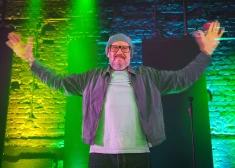 "Man ļoti patīk dejot!" grupas "100Debija" talismans Jānis Zlidnis par deviņdesmitajiem, atgriešanos un zosādu uz skatuves