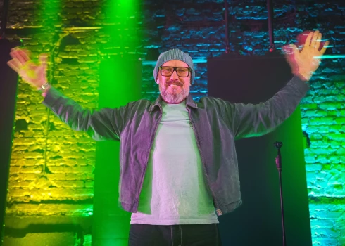 “Mani dejot neviens nav mācījis, es neesmu apguvis pareizās kustības pie profesionāliem horeogrāfiem. Es dejoju pēc sajūtām, improvizēju. Un arī tagad es improvizēju, savas kustības un soļus veicu neapzināti. Es dejoju no sirds. Aizveru acis un lidoju. Jā, man tā ir lidošana, ne dejošana. Koncertos to jau nevar redzēt, bet es dejoju ar aizvērtām acīm. Taču atzīšos godīgi – agrāk man pašam nepatika, kā es dejoju. Tikai tagad, pēdējā laikā, izkopju savas kustības,” teic Jānis Zlidnis.