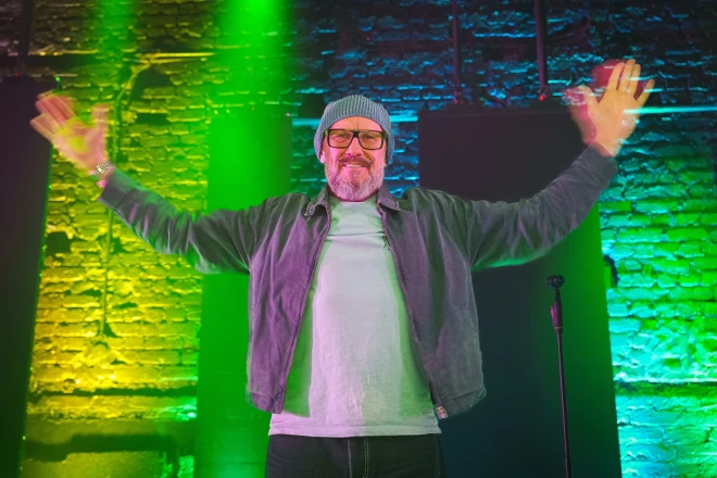 “Mani dejot neviens nav mācījis, es neesmu apguvis pareizās kustības pie profesionāliem horeogrāfiem. Es dejoju pēc sajūtām, improvizēju. Un arī tagad es improvizēju, savas kustības un soļus veicu neapzināti. Es dejoju no sirds. Aizveru acis un lidoju. Jā, man tā ir lidošana, ne dejošana. Koncertos to jau nevar redzēt, bet es dejoju ar aizvērtām acīm. Taču atzīšos godīgi – agrāk man pašam nepatika, kā es dejoju. Tikai tagad, pēdējā laikā, izkopju savas kustības,” teic Jānis Zlidnis.