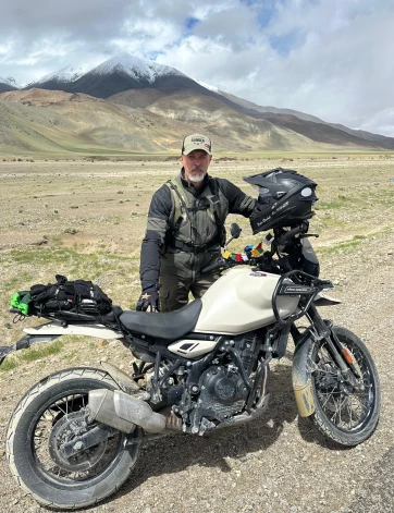 Jānis Kļaviņš ir bijušais motokrosists, nu jau vairākus gadus viņš Latvijā apmāca cilvēkus braukt ar enduro motocikliem. Himalajos ceļotāji dienā veica ap 180 kilometriem.