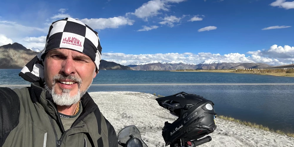 Garākais augstkalnu sālsezers Pangong Tso, no kura aptuveni puse atrodas Ķīnā, 40 procentu – Indijā, bet atlikušie desmit ir abu valstu robežstrīda teritorija, nereti notiek pat militāri konflikti.