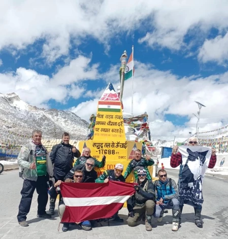 Brauciena noslēdzošā kalnu pāreja Changla, kas atrodas 5391 metra augstumā Lielajos Himalajos starp Lehu un Šjokas upes ieleju.