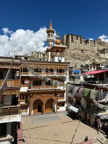 Ladākhas galvaspilsētas Lehas vēsturiskais centrs ar karaļa pili kalna galā. Līdz 1681. gadam Ladākha bija neatkarīga budistu karaļvalsts, tad to pakļāva Tibeta, vēlāk tā kļuva par Mogulu impērijas vasaļvalsti, bet 1834. gadā to iekaroja Džammu valdnieki un Ladākha kļuva par Britu Indijas daļu.