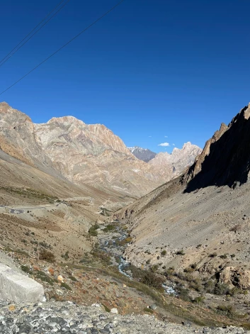 “Citur nekur tādu ainavu neesmu redzējis. Ik pa laikam paveras seštūkstošnieku virsotnes, visu laiku gribas skatīties uz visām pusēm, bet to jau nevar atļauties, jo jāskatās taču, kur brauc,” par ceļā esošajām ainavām teic Jānis Kļaviņš.