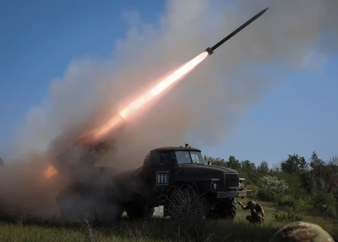 Ukrainas karavīri Doneckas apgabalā apšauda Krievijas karavīrus ar Grad MLRS raķetēm.